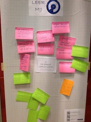 Resultaat van de brainstorm 'Hoe gaan we kritisch denken' met post-its geplakt op een groot flipover bord Resultaat van de brainstorm 'Hoe gaan we kritisch denken' met post-its geplakt op een groot flipover bord