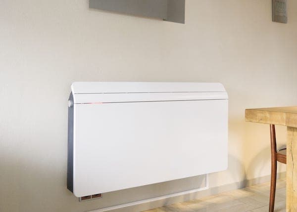 Foto van een eRadiator aan de muur in huis